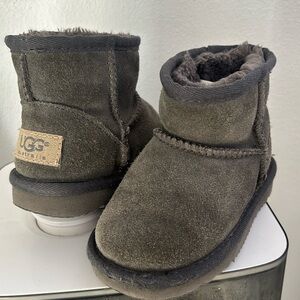 UGG - toddler girl boots -size 24 (US 7.5)